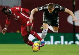  ?? FOTO: PHIL NOBLE/LEHTIKUVA-AFP ?? Sadio Mane och Scott McTominay
■ i en duell i det oavgjorda toppmötet mellan Liverpool och Manchester United.