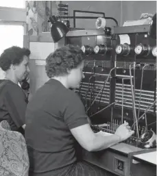  ?? FOTO: HANS HECKMANN ?? Die Fräuleins vom Amt. Zwei Beamtinnen sitzen in der letzten Telefon-Handvermit­tlungsstel­le der Bundespost im Postamt Uetze.