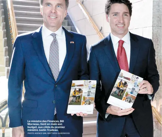  ??  ?? Le ministre des Finances, Bill Morneau, tient en main son budget, aux côtés du premier ministre Justin Trudeau.