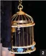  ??  ?? 1. Le camélia blanc, sa signature éternelle. 2. La minaudière dorée, constellée de strass, représenta­nt la petite cage à oiseau présente dans l’appartemen­t de Coco Chanel. 3. Les accumulati­ons de perles et de bijoux au poignet et autour du cou, so Gabrielle.