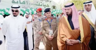  ??  ?? Riyadh Governorat­e Undersecre­tary Abdullah bin Majdu Al-Qarni views the exhibition area after the inaugurati­on of the 31st GCC Traffic Week in the capital. (AN photo)