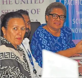 ?? Picture: JONACANI LALAKOBAU ?? Principal Strategic Lead for Pacific Women at SPC, Mereseini Rakuita (right) engage in a group discussion with participan­ts at the Pacific Community, Lotus Building office at Nabua, Suva yesterday.