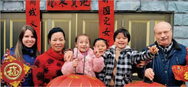  ??  ?? January 18, 2012: German businessma­n Bernd Forster (right) celebrates the Spring Festival with his wife Guo Zhonghua (second left), kids and employees in his home in Yiwu, Zhejiang Province. VCG
