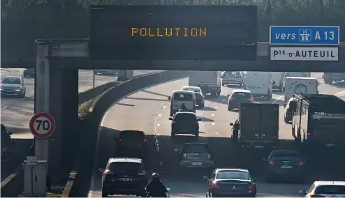  ?? ?? Fahrzeuge fahren auf dem Pariser Ring während einer Verschmutz­ungsspitze.