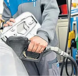  ??  ?? Alzas. En enero, los combustibl­es subieron desde un cuatro por ciento.