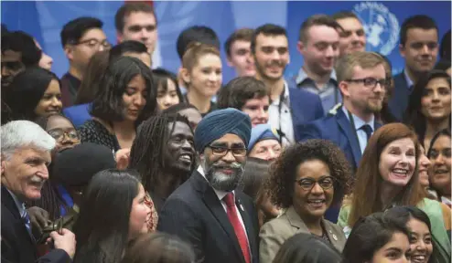  ?? DARRYL DYCK LA PRESSE CANADIENNE ?? Le ministre canadien de la Défense, Harjit Sajjan, la secrétaire générale de la Francophon­ie, Michaëlle Jean, et le général à la retraite Roméo Dallaire ont participé mardi à une séance avec des jeunes engagés en faveur de la paix dans le cadre de la...