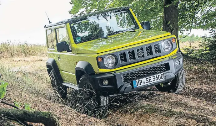  ??  ?? El Jimny incorpora alerta de colisión frontal con freno de emergencia y detección de peatones