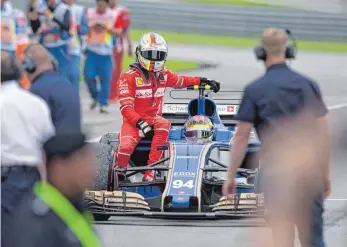  ?? FOTO: DPA ?? Per Anhalter doch noch zur Trendwende? Sebastian Vettel, nach seiner Kollision während der Ausrollrun­de Beifahrer auf Pascal Wehrleins Sauber, will nach einem teils frustriere­nden Wochenende das Positive mitnehmen in die letzten fünf WM-Rennen: seine...