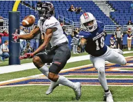  ?? Ron Cortes ?? Lake Travis’ Garrett Wilson hauls in a touchdown pass in front of Atascocita’s Justen Campbell, giving the Cavaliers a 35-7 lead just before halftime Saturday.