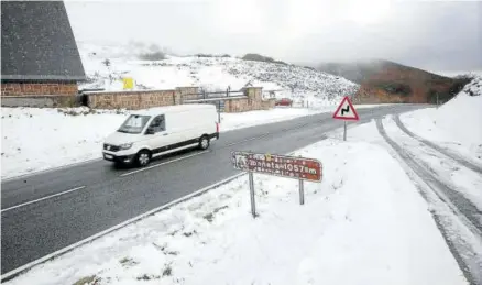  ?? Foto: Javier Bergasa ?? El puerto de Ibañeta, con abundante nieve el sábado por la mañana.