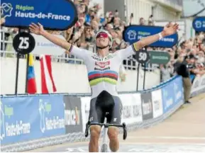  ?? Foto: Efe ?? Van der Poel, vencedor en solitario en el velódromo de Roubaix.