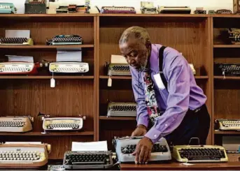  ?? American Buffalo Pictures 2017 ?? Herb Permillion, owner of California Typewriter, arranges his machines in his Berkeley shop in the documentar­y “California Typewriter.” He began his career as part of an elite IBM team.