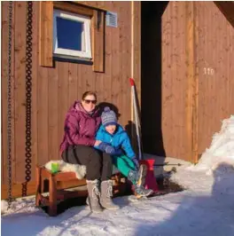  ?? FOTO: RICHARD NODELAND ?? Mor Christin og sønn Ole Monen ten Velden storkoser seg i påskesola på Hovden i sin drøyt ett år gamle hytte.