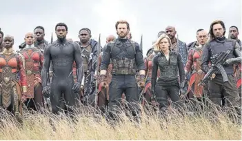  ??  ?? ► Pantera Negra (Chadwick Boseman), Steve Rogers (Chris Evans) y Black Widow (Scarlett Johansson) en Avengers: Infinity war.
Pantera Negra.