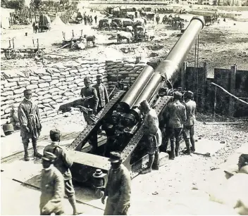  ??  ?? BIG GUNS: An Italian howitzer 305/17 during World War I in Italy.