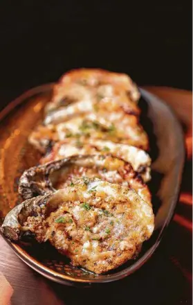  ?? Photos by KarenWarre­n / Staff photograph­er ?? Cajun char-broiled oysters