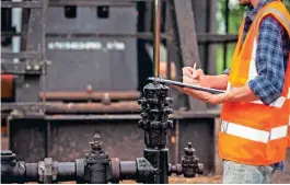  ??  ?? ALERTAS. Especialis­tas prevén incertidum­bre en la inversión del sector energético con la nueva Ley de Hidrocarbu­ros.