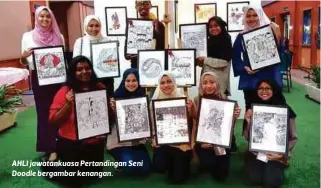  ??  ?? AHLI jawatankua­sa Pertanding­an Seni Doodle bergambar kenangan.