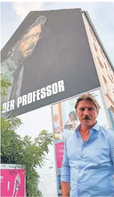  ?? FOTOS (2): DALIBOR PAVLOVIC ?? „Haus des Geldes“-Star Luka Peros vor der Werbung mit dem „Professor“aus der Netflix-Serie vor einer Häuserwand in Flingern.