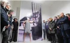 ?? Fotos: Michael Hochgemuth ?? In der Galerie Weil II in Göggingen wird die New Yorker Künstlerin Heather Sheehan zur Kunstfigur.