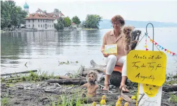  ?? FOTO: ISA ?? Am Malerwinke­l in Wasserburg hat die Autorin und Künstlerin Uta Mayer den Bodenseelö­wen Augustin entdeckt und daraus ein Kinderbuch gemacht.