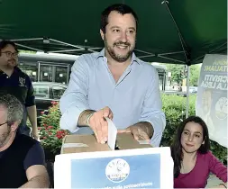 ??  ?? Il leader Matteo Salvini durante il voto ai gazebo sul contratto di governo