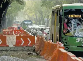  ??  ?? En algunos puntos ya no había trabajador­es, solo barreras viales.