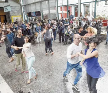  ??  ?? Pour annoncer leur nouveau concept audacieux, les Grands Feux Loto-québec ont fait surgir des danseurs parmi la foule pendant la conférence de presse, hier matin, au Musée de la civilisati­on.