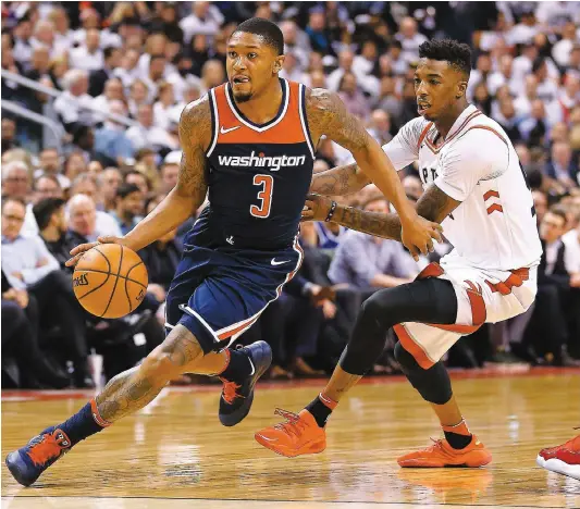  ?? PHOTO AFP ?? La 2e rencontre de la série était disputée hier à Toronto. Sur la photo, Bradley Beal, des Wizards, et Delon Wright, des Raptors.