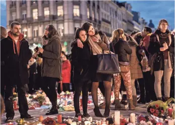  ?? VALENTIN BIANCHI, AP ?? People gather at the old stock exchange in Brussels on Wednesday to mourn victims of Tuesday’s attack.