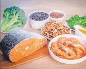  ??  ?? El omega 3 se encuentra naturalmen­te en pescados como la sardina, atún, trucha y salmón, entre otros