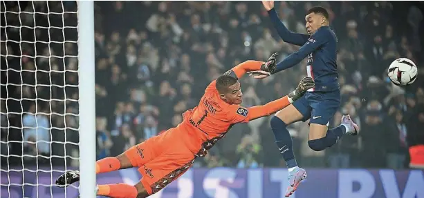  ?? | PHOTO : FRANCK FIFE/AFP ?? En marquant dans le temps additionne­l son 201e but avec le PSG, Kylian Mbappé a battu le record de buts du club.