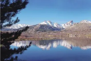  ??  ?? Il punto più alto Le vette dell’isola si trovano nella località di “Pumonti” che culmina nei 2.706 metri del monte Cinto (in foto)