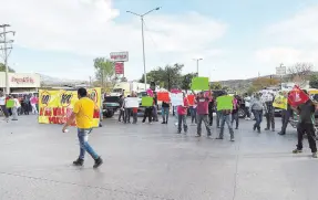  ?? ?? l Habitantes de Ímuris bloquearon ayer por la tarde la carretera Internacio­nal.