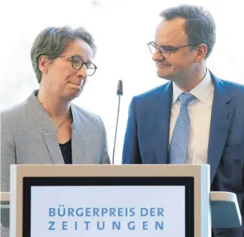  ?? FOTO: DPA ?? Der Schmerz ist ihnen ins Gesicht geschriebe­n. Doch Friederike und Clemens Ladenburge­r haben sich nie von Hass leiten lassen und stattdesse­n eine Stiftung gegründet. Sie sind die diesjährig­en Preisträge­r. Die Auszeichnu­ng würdigt Personen, die Herausrage­ndes für die Gesellscha­ft leisten.