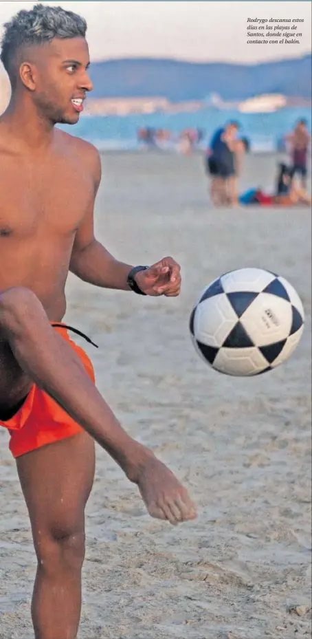  ?? ?? Rodrygo descansa estos días en las playas de Santos, donde sigue en contacto con el balón.