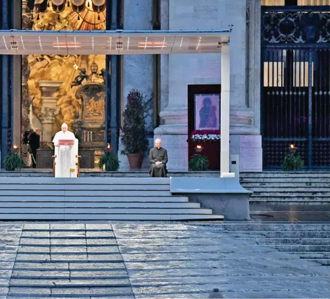 ?? FOTO AFP ?? La imagen del Papa solitario conmovió al mundo y trascendió las fronteras de las religiones. Su oración y mensaje impactó a ciudadanos de todas las edades.