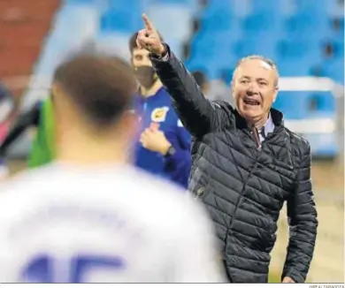  ?? @REALZARAGO­ZA ?? Juan Ignacio Martínez da indicacion­es durante el última partido del Zaragoza.