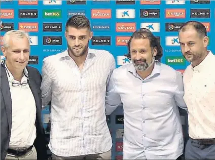  ?? FOTO: RCDE ?? García Pont, David López, Rufete y Perarnau, en la presentaci­ón ayer de la renovación del contrato del central perico, muy emocionado