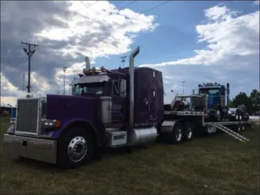  ?? KEVIN MARTIN — THE MORNING JOURNAL ?? A 1998 Peterbilt roll back semi-truck for competitio­n in the Lorain County Fair truck pull on Aug. 23. Jeff Lautanen of Jefferson, Ohio worked on building the truck for about two years and presently sits third in the points standings after 12 pulls in...