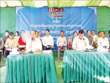  ?? KAMPOT ADMINISTRA­TION ?? Kampot provncial governor Mao Thonin meets with people who have been locked in land disputes in his province on November 28.