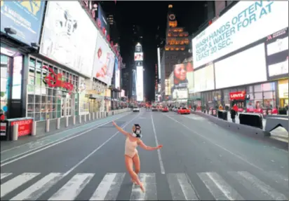 ??  ?? NEW YORK KAO U APOKALIPSI Umjetnica, balerina, jučer na praznim ulicama New Yorka (slika gore); Dario Maričević, talentiran­i hrvatski golman koji živi u New Yorku, te brani za Barcelonu