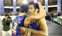  ?? IBL FOR JAWA POS ?? MENYESAL: Audy Bagastyo (kanan) memeluk Christian Gunawan setelah Satria Muda Pertamina menjuarai IBL 3x3 Minggu malam lalu (4/8).