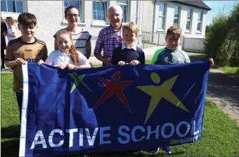  ??  ?? Fybough NS pupils and Tom Prendergas­t helped raise their Active Flag last Friday.