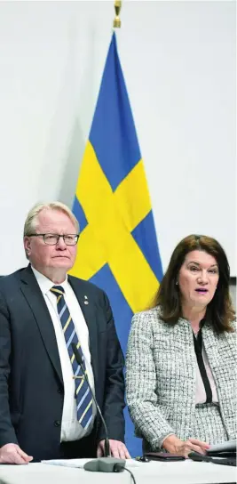  ?? EFE ?? Peter Hultqvist y Ann Linde, los ministros suecos de Defensa y Exteriores