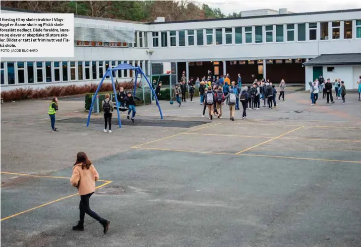  ?? FOTO: JACOB BUCHARD ?? I forslag til ny skolestruk­tur i Vågsbygd er Åsane skole og Fiskå skole foreslått nedlagt. Både foreldre, laerere og elever er skeptiske til store skoler. Bildet er tatt i et friminutt ved Fiskå skole.