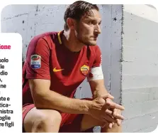  ??  ?? Il campione è solo
Totti da solo sulle scale dello Stadio Olimpico, l’immagine forse più struggente e indimentic­abile. A sinistra con la moglie Ilary e i tre figli