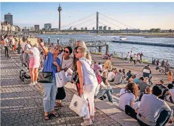  ?? FOTO: HANS-JUERGEN BAUER ?? Am Pfingstsam­stag herrschte bei bestem Wetter Hochbetrie­b an der Rheinprome­nade in Düsseldorf. Auf Mindestabs­tände wurde weniger geachtet.