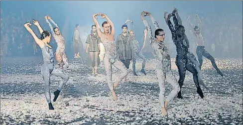  ?? THE WASHINGTON POST / GETTY ?? Ocho bailarines compartier­on escenario con las modelos de Dior en el hipódromo Longchamp de Bois de Bologne