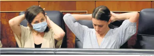  ?? EDUARDO PARRA / EP ?? Las ministras de Derechos Sociales, Ione Belarra, e Igualdad, Irene Montero, en sus escaños el pasado miércoles en el Pleno del Congreso.